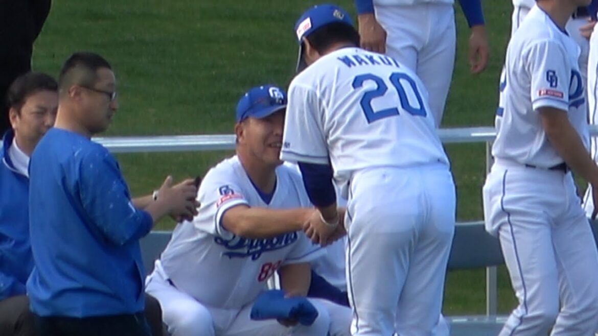 井上監督に挨拶してガッチリ握手する涌井 (2024/02/01)