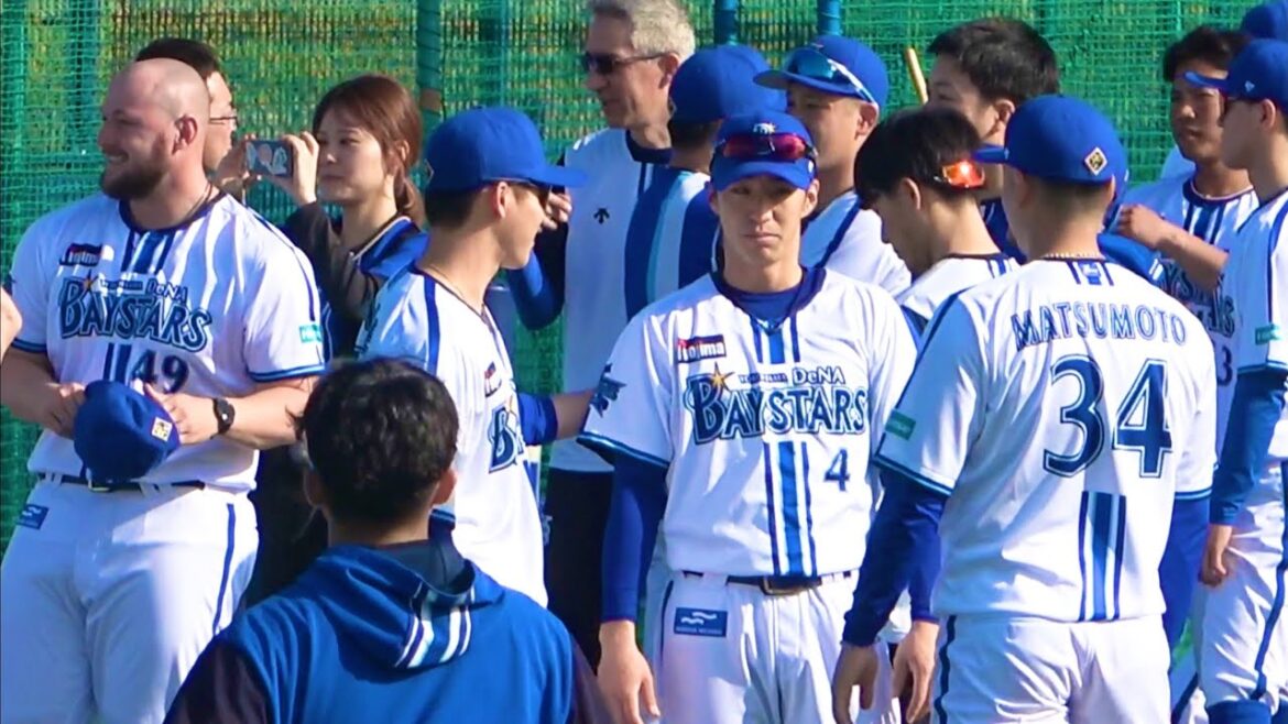 キャンプ初日、談笑するルーキーの度会くんと松本くん&新加入の中川颯 横浜DeNAベイスターズ 2024/2/1