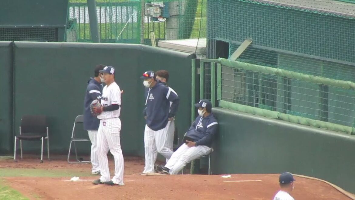 ブルペンで準備中のヤクルト杉山晃基 （2022/4/17 イースタン ヤクルトスワローズ対 千葉ロッテ マリーンズ）