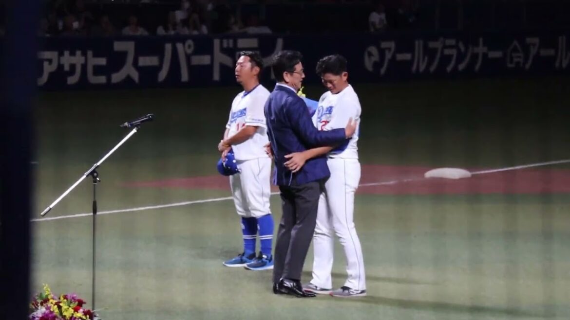 2023.10.03【引退試合】元日ハム監督栗山英樹から谷元圭介・大野奨太へ花束贈呈