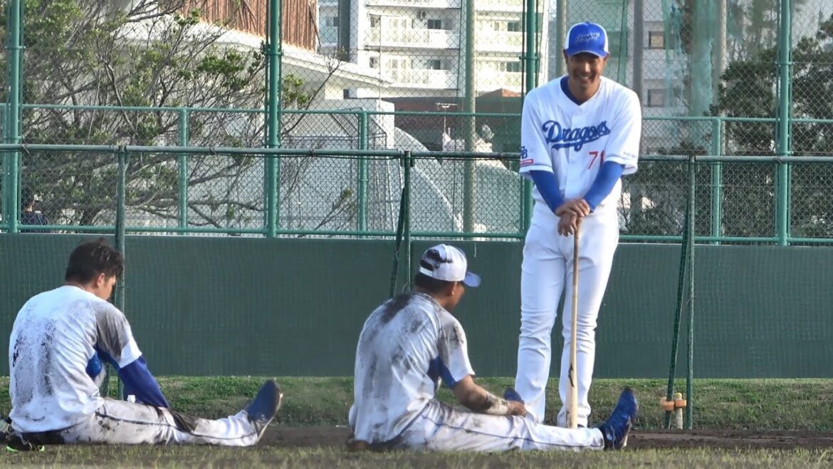 堂上コーチの約1時間30分に及ぶノックを受けた村松と福永。最後は2人で30本ノーエラーに成功！（2024年2月13日）