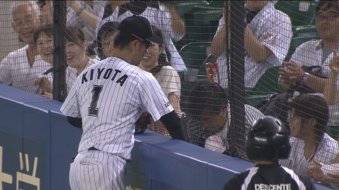 フライ捕球直後の千葉ロッテ・清田育宏、目の前のファンに… フライ捕球直後の千葉ロッテ・清田育宏、目の前のファンに…