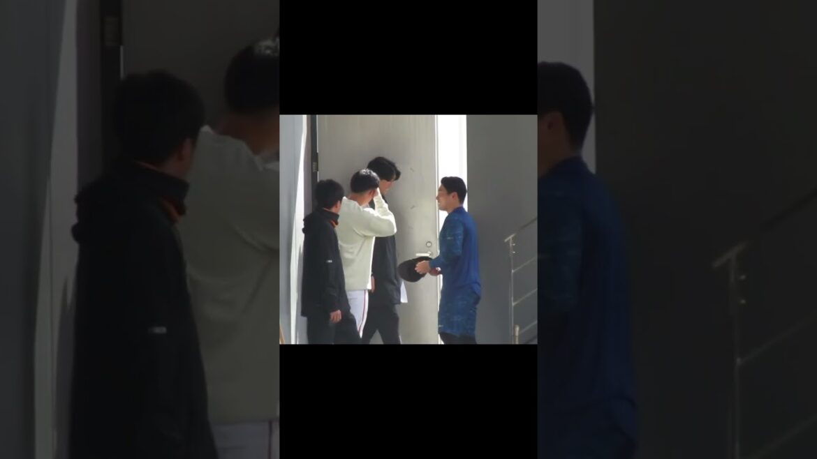 スパイクを履いて準備する浅野翔吾に増田陸が〜ジャイアンツ球場 読売ジャイアンツ選手自主トレ2024年1月24日