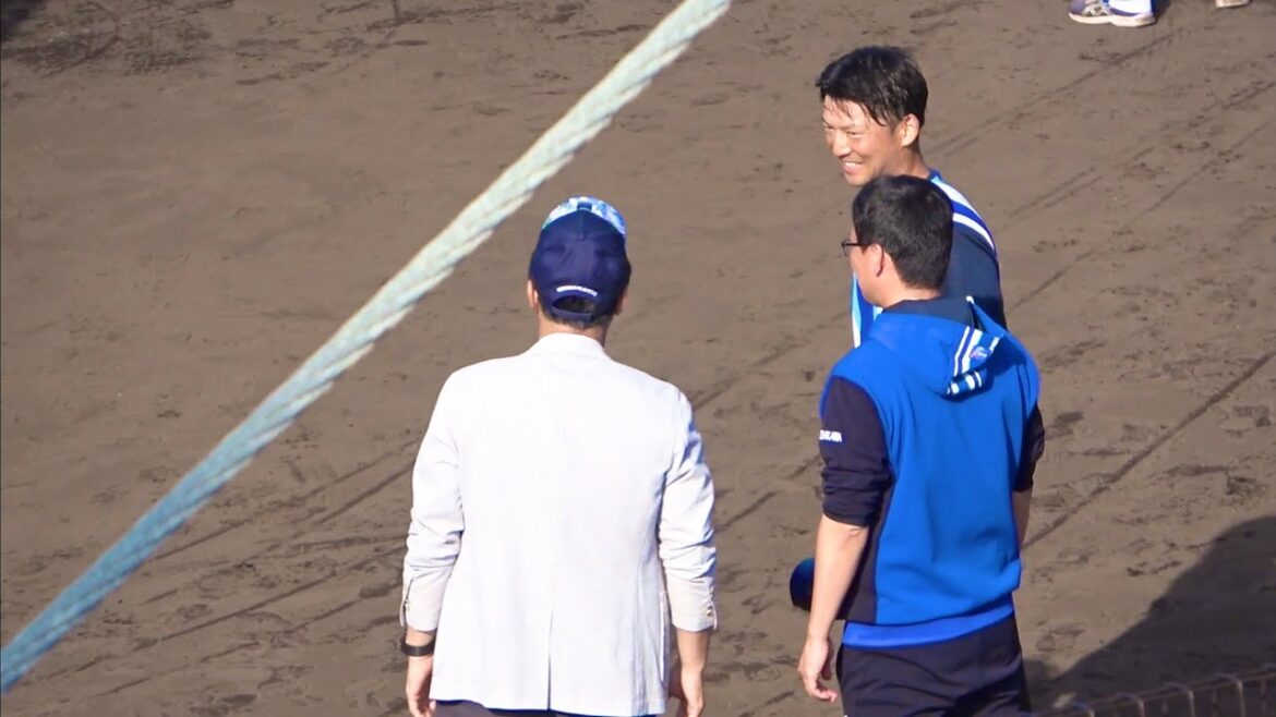 西浦直亨を激励する宮本慎也さん 横浜DeNAベイスターズ 2024/2/15