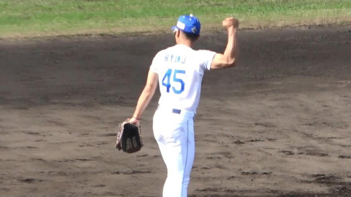 シートノック。難しいバウンドの送球を難なくキャッチした龍空が鍛え上げられた腕でガッツポーズ！（2024年2月3日）