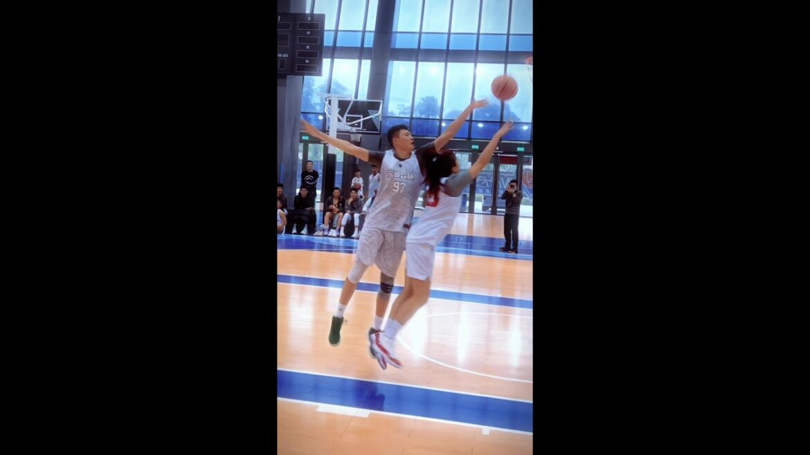 永远做自己，活的洒脱就好保持热爱打篮球的女生实战篮球