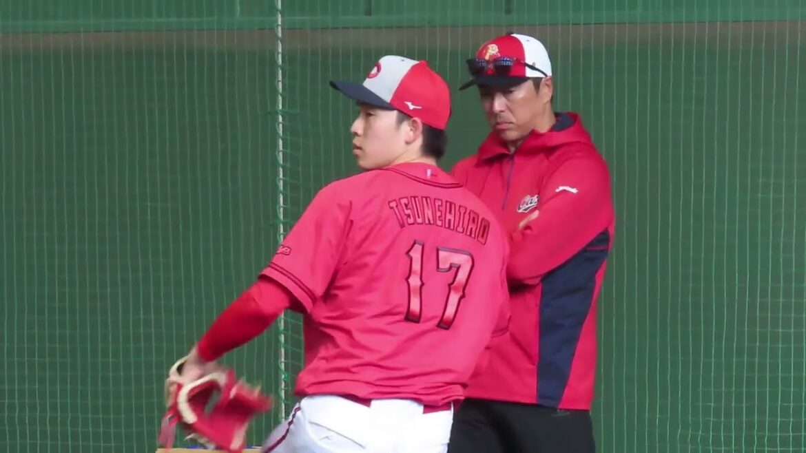 レジェンド黒田博樹 カープ ドラ1常廣羽也斗 ブルペン投球見守る 2023.2.11 レジェンド黒田博樹 カープ ドラ1常廣羽也斗 ブルペン投球見守る 2023.2.11