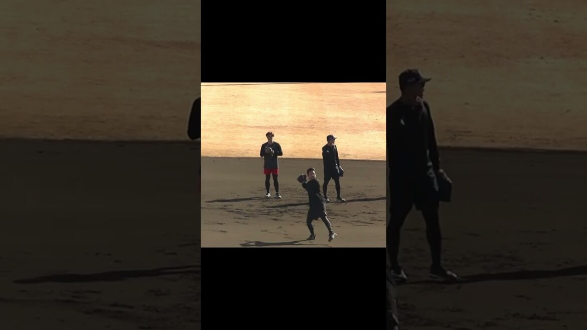 【巨人 二軍三軍 合同自主トレ】山﨑友輔や萩原哲などノックを受ける姿〜ジャイアンツ球場 読売ジャイアンツ選手自主トレ2024年1月29日