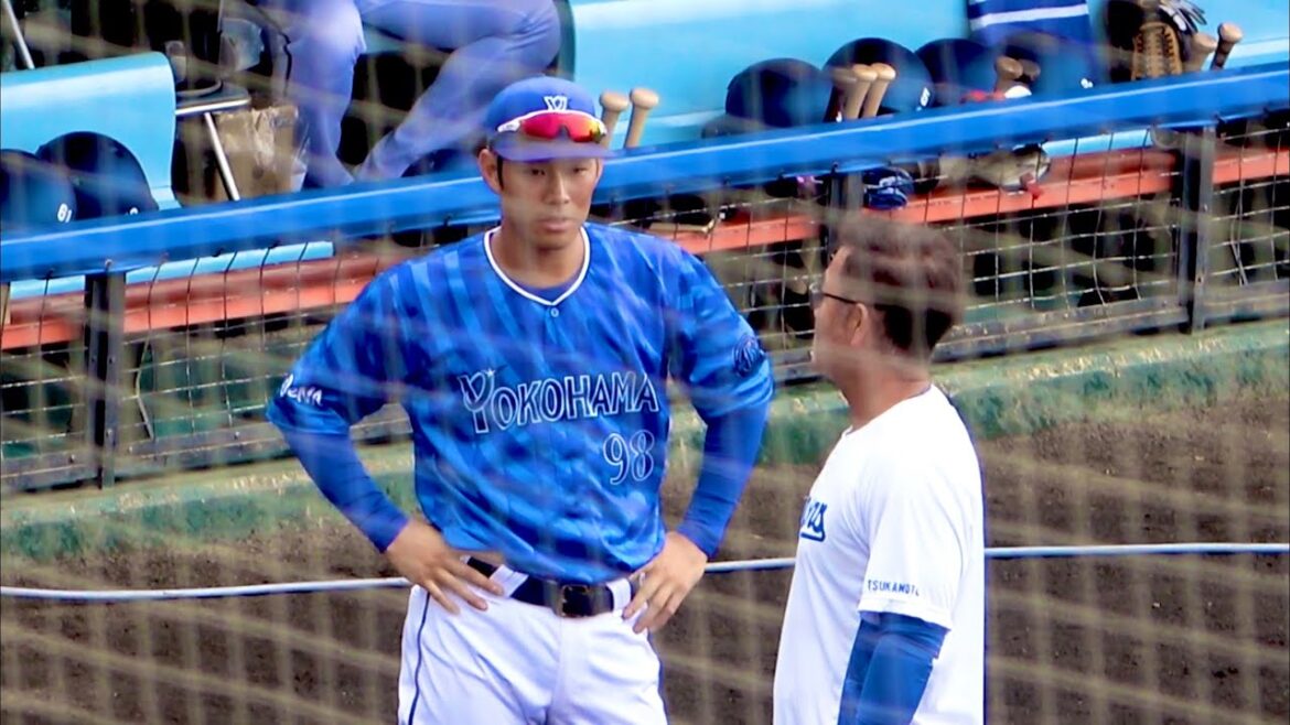 中日の塚本コーチに挨拶できて笑顔を見せる京田陽太 横浜DeNAベイスターズ 2024/2/17