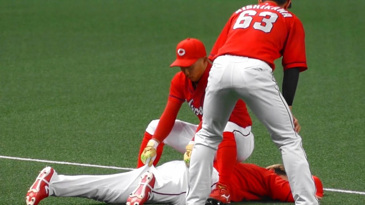 羽月隆太郎、西川龍馬と誠也に尻マッサージ@20210417ナゴヤドーム 羽月隆太郎、西川龍馬と誠也に尻マッサージ@20210417ナゴヤドーム