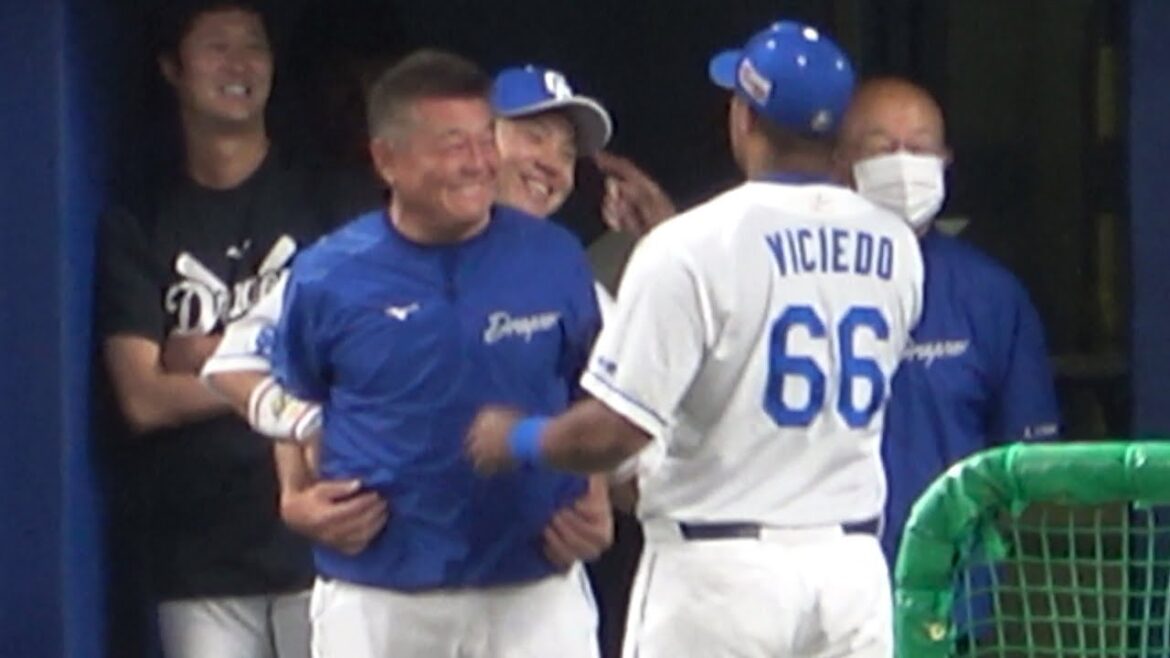 大島が平沼さんを羽交締めしてビシエドがくすぐり攻撃をするあまりにも平和な光景 (2023/05/06)