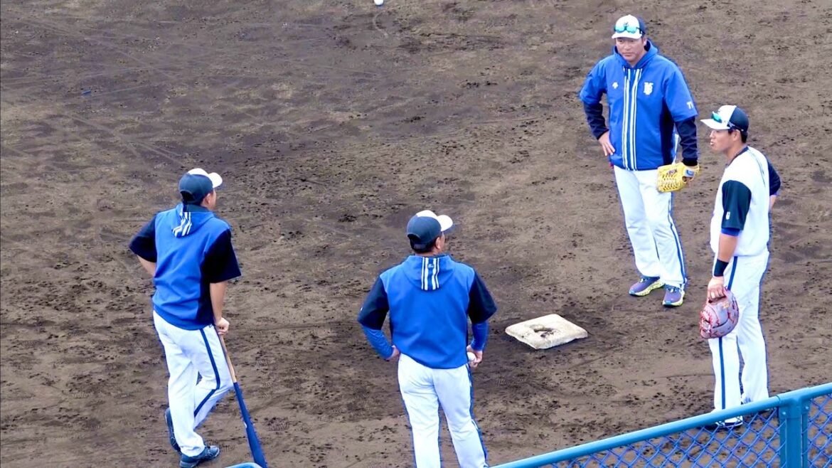 【特守】3人のコーチに囲まれて、一塁守備の練習をする蝦名達夫 横浜DeNAベイスターズ 2024/2/16 小池正晃コーチ 田中浩康コーチ 万永貴司