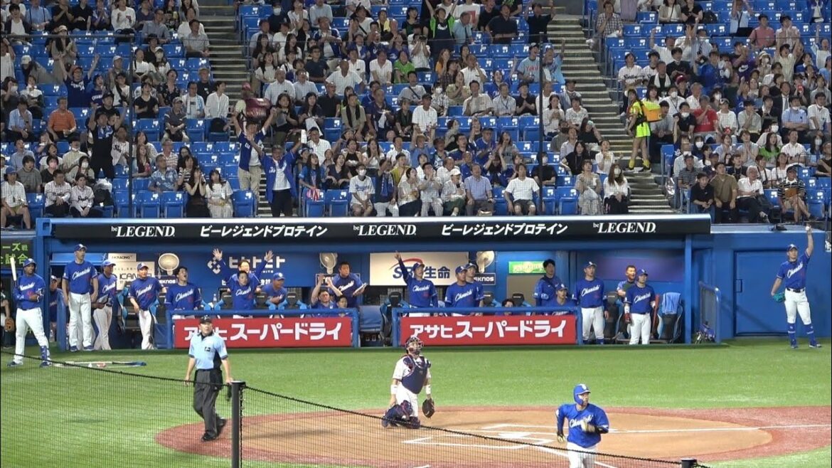 宇佐見真吾 移籍後1号ホームランで勝ち越し！その瞬間、岡林と石川昂弥が歓喜のハイタッチ！（2023年7月13日）