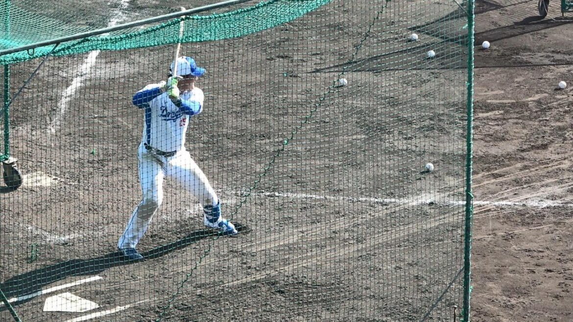 読谷第4クール3日目。石川昂弥だけがやっていた打つ直前に素振りを入れるフリー打撃。その後、素振り→打撃→素振りへ…（2024年2月17日）