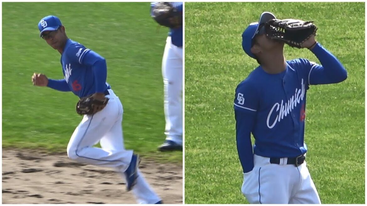 6回、守備交代で龍空が颯爽とショートへ！空に向かって何かつぶやいてるっぽいシーン（2024年2月11日）