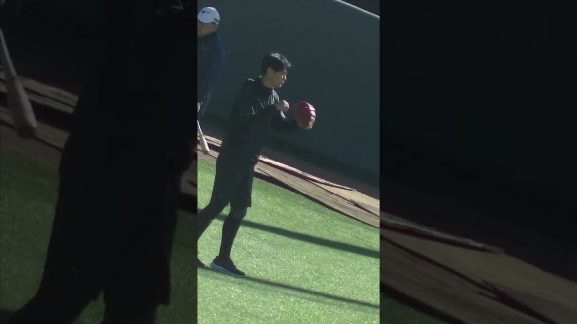 【ジャイアンツ】ホークスからトレードの泉圭輔のキャッチボール〜読売ジャイアンツ練習 2024年1月26日