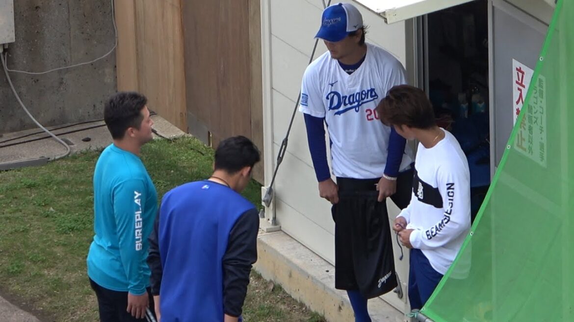 同僚だった砂田を介して涌井や小笠原に挨拶する牧&山本祐大 (2024/02/17)