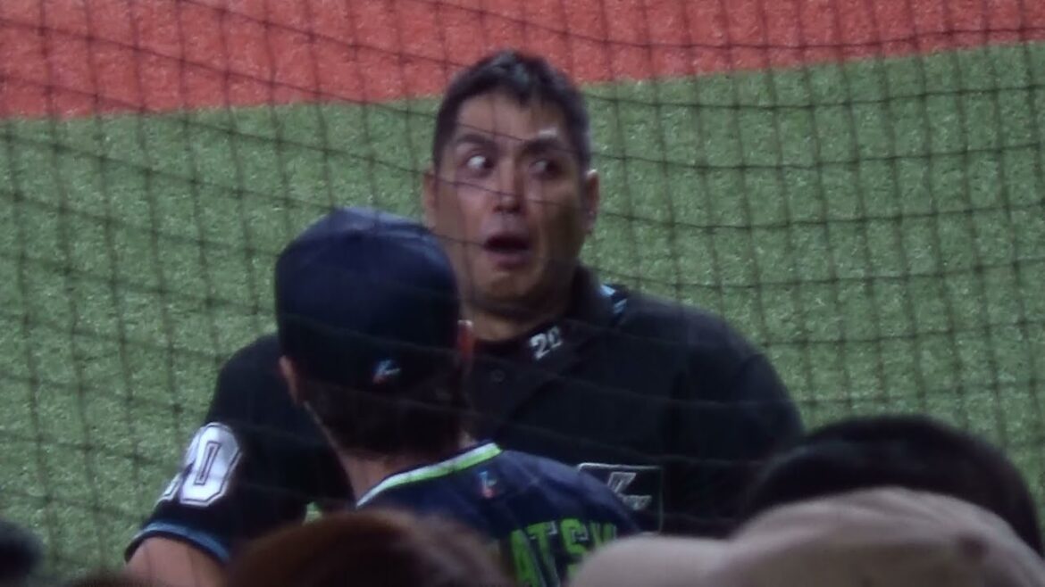 【審判ウォッチ(小ネタ編)】選手交代を告げるヤクルト高津臣吾監督の「何か」に怯えた表情をする球審の白井一行審判員【2022.6.9 オリックス vs 東京ヤクルト 3回戦 @京セラドーム大阪】 【審判ウォッチ(小ネタ編)】選手交代を告げるヤクルト高津臣吾監督の「何か」に怯えた表情をする球審の白井一行審判員【2022.6.9 オリックス vs 東京ヤクルト 3回戦 @京セラドーム大阪】