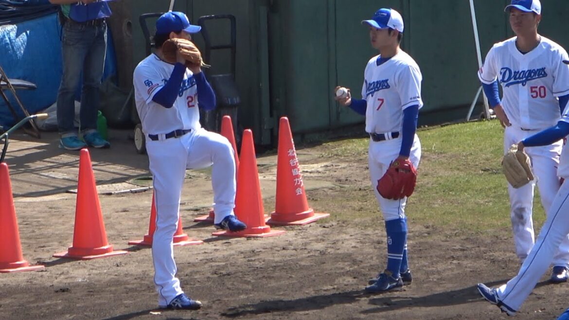 根尾に投球フォームのアドバイスを送る涌井、熱心に聞く根尾 (2024/02/13)