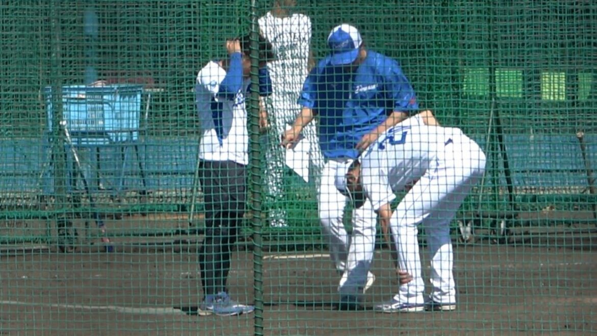岡田俊哉がフリー打撃に登板するもわずか6球で緊急降板。駆け寄る浅尾コーチ。読谷第5クール2日目（2024年2月21日）