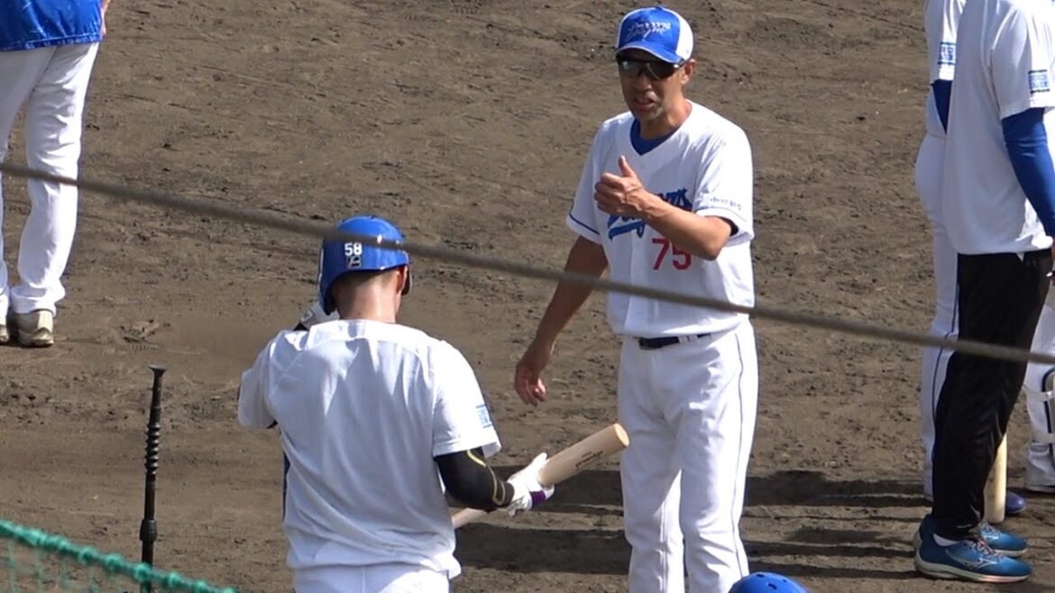 アドバイスを受けて良くなった石橋のスイングに👍を送る和田コーチ (2024/02/03)