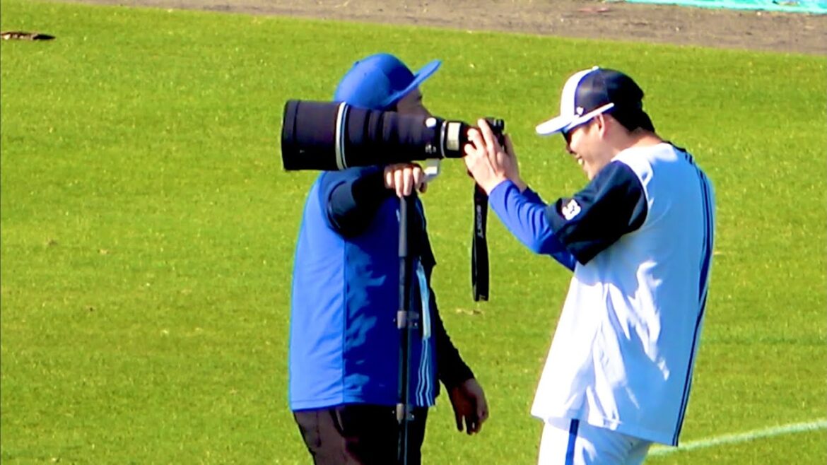 カメラを楽しむ颯くんとそれに食い付く森原康平と東克樹w 横浜DeNAベイスターズ 2024/2/19