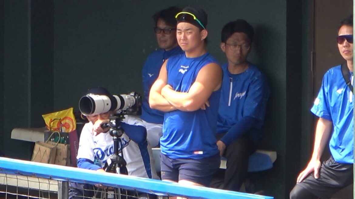 ベンチ脇から根尾の投球を見守っていた小笠原 (2024/02/17)