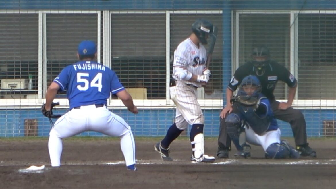 際どいコースにボールを投げ続けて三振を奪う藤嶋！毎球動きがコミカル（笑） (2024/02/18)