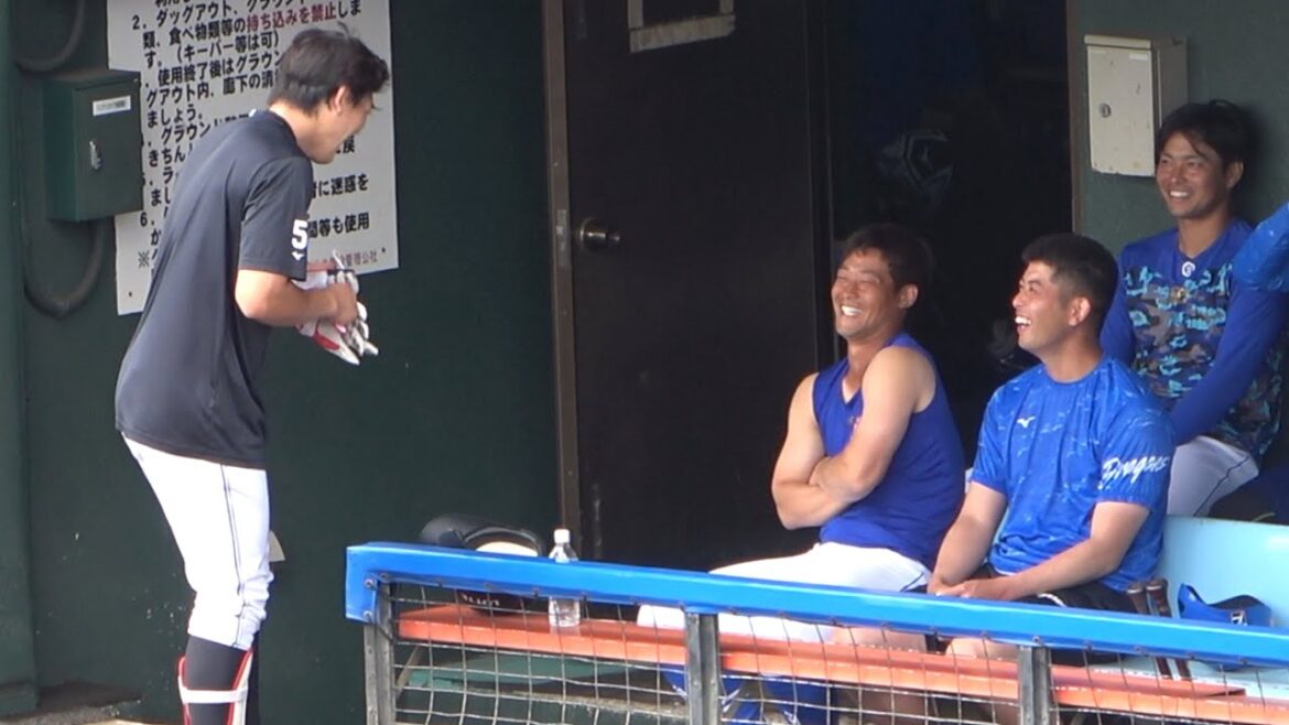 ロッテで僅かな期間だけチームメイトだった安田に挨拶されてニッコリな加藤匠馬！ (2024/02/21)