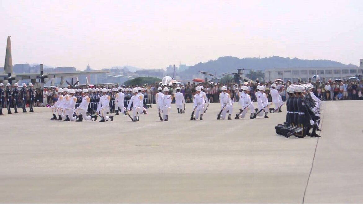 2011-08-13-空軍松山基地 三軍樂儀隊(超用心)花式操槍-(好感動喔)