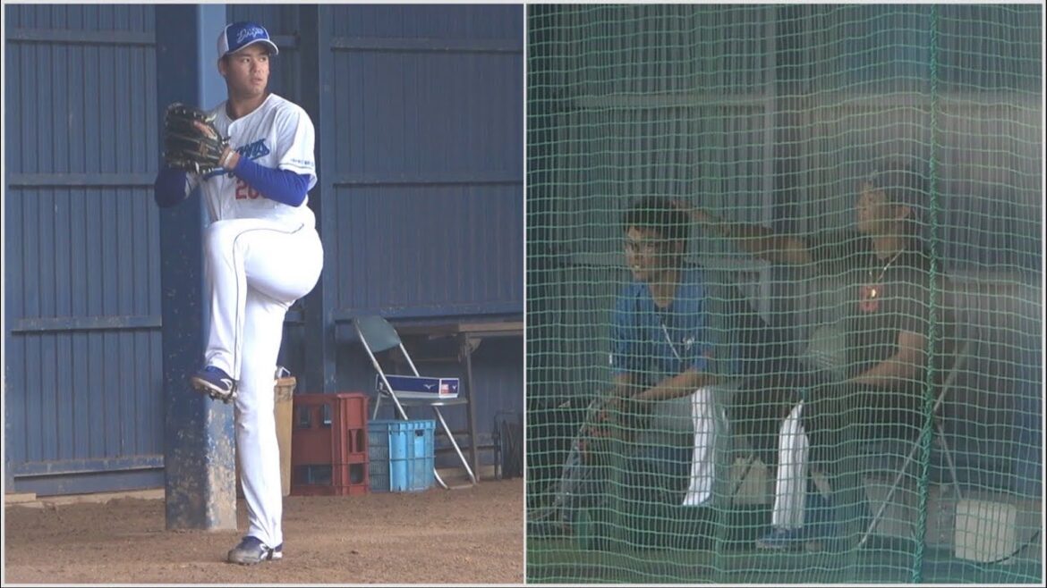 松木平のブルペン投球を前から見つめて何かを話す小笠原 (2024/02/20)