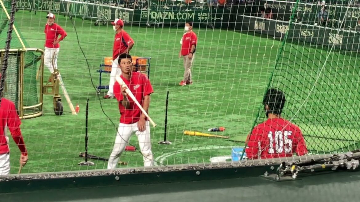 試合前に右肘の抜きを教わる広島中村奨成選手