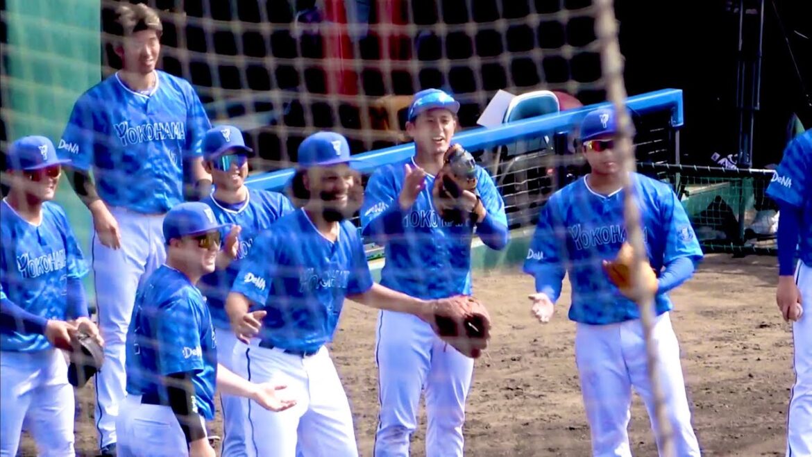 京田陽太のナイスプレーにルンルンで迎えるジャクソンw 横浜DeNAベイスターズ 2024/2/17