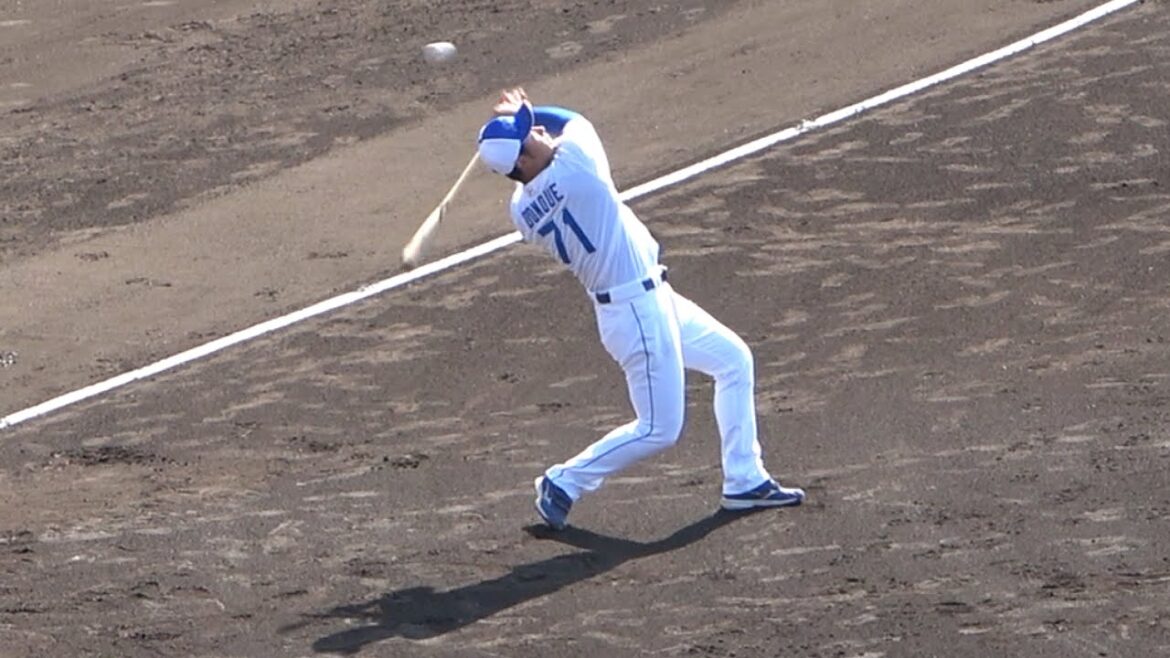 キャッチャーフライを打とうとした直倫コーチの奇跡的な打ち損じ（笑） (2024/02/13)