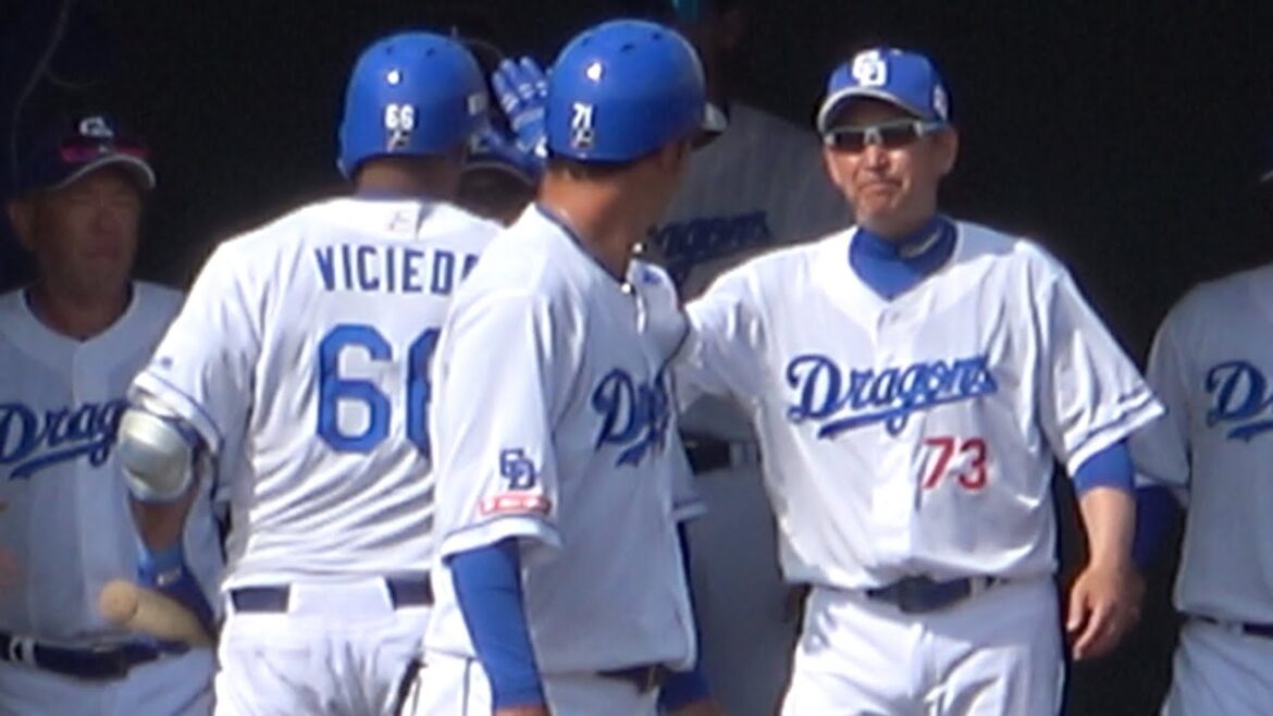 ビシエドが2打席連続ヒット！ベンチ前でビシエドを迎える立浪監督！ (2024/02/24)