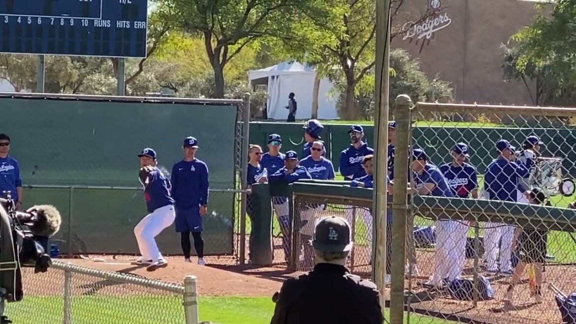 山本由伸: 山本はブルペンでウォーミングアップをしていて、ドジャースの全投手が彼を見に来ていた！その中の一人が、山本の投球は厄介だと言っていた！