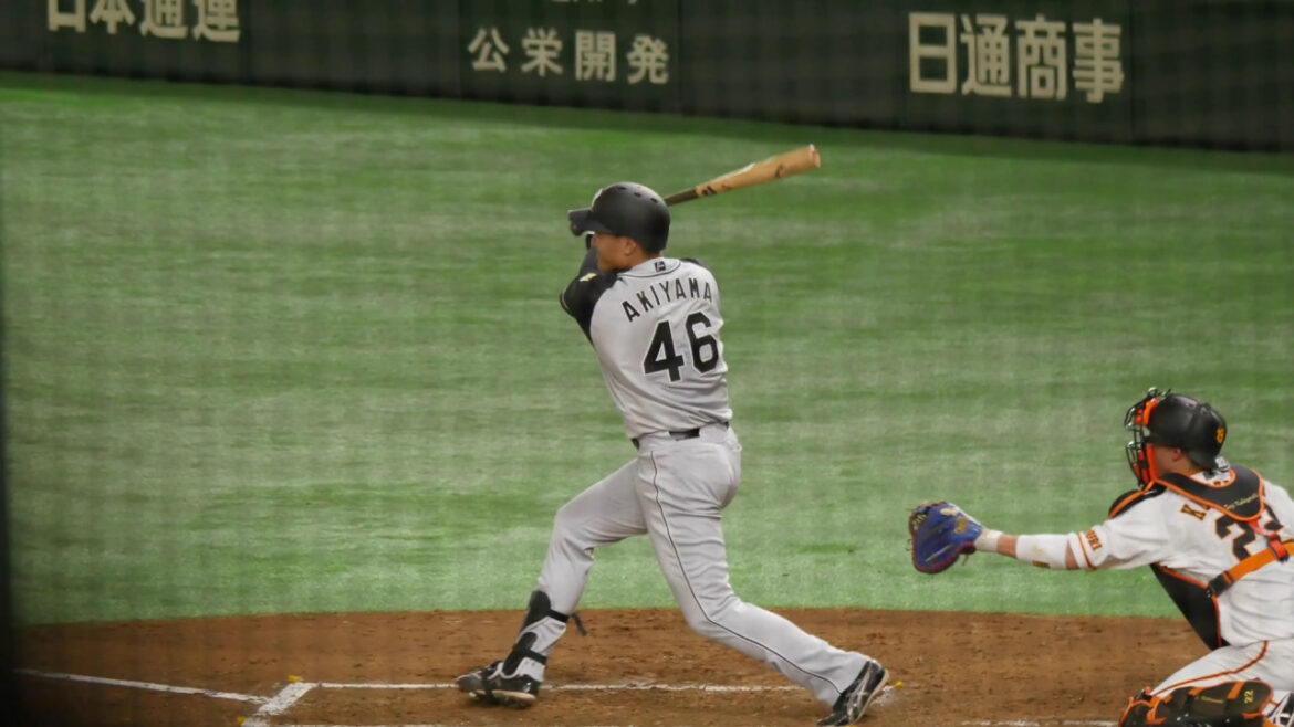 阪神タイガース 秋山拓巳 バッティングフォーム&バッティング（スローモーション）【ライトへのツーベースヒット】