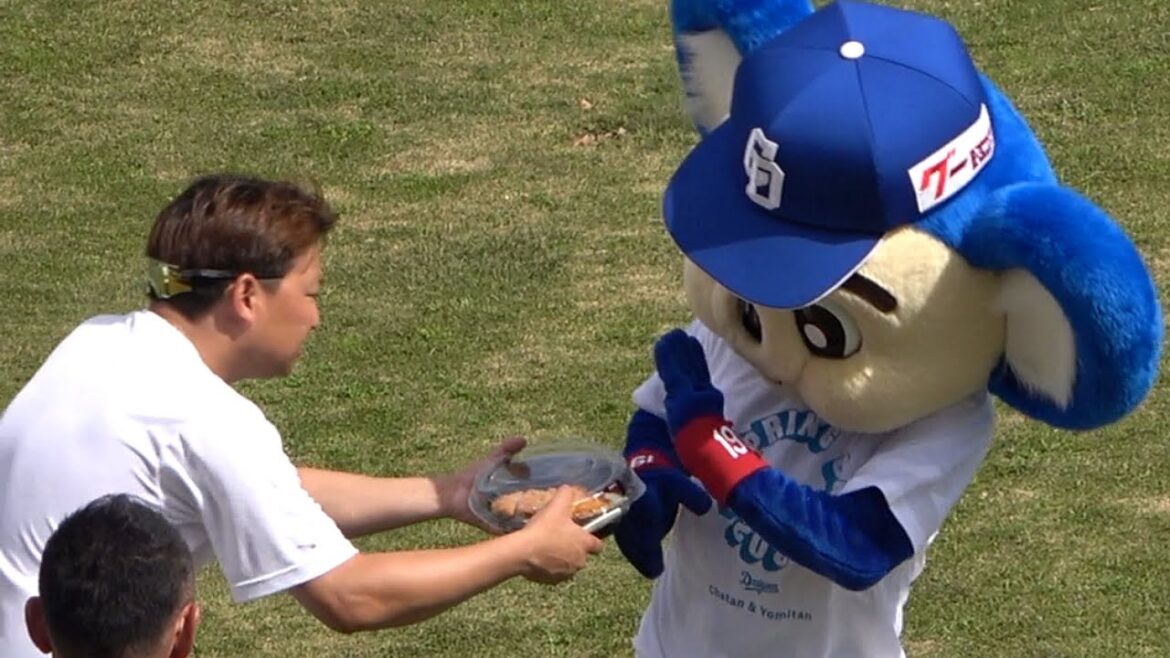 お昼ご飯を持ってドアラに突撃する田島、咄嗟にガードするドアラ（笑） (2024/02/03)