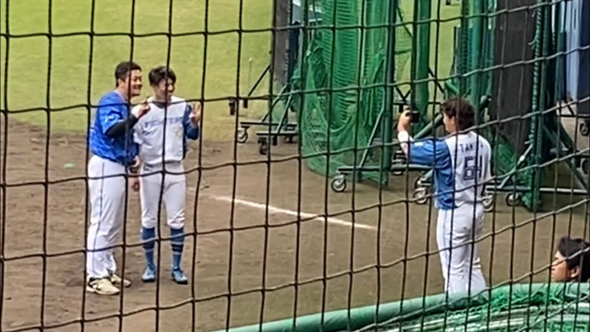 【牧秀悟】日ハム・五十幡亮汰と試合後のグラウンドでツーショット記念撮影 名護 2024年2月24日 北海道日本ハムファイターズ 横浜DeNAベイスターズ