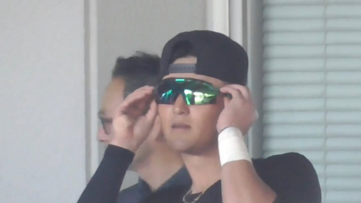 仲良くサングラス選びする岡本和真と吉川尚輝