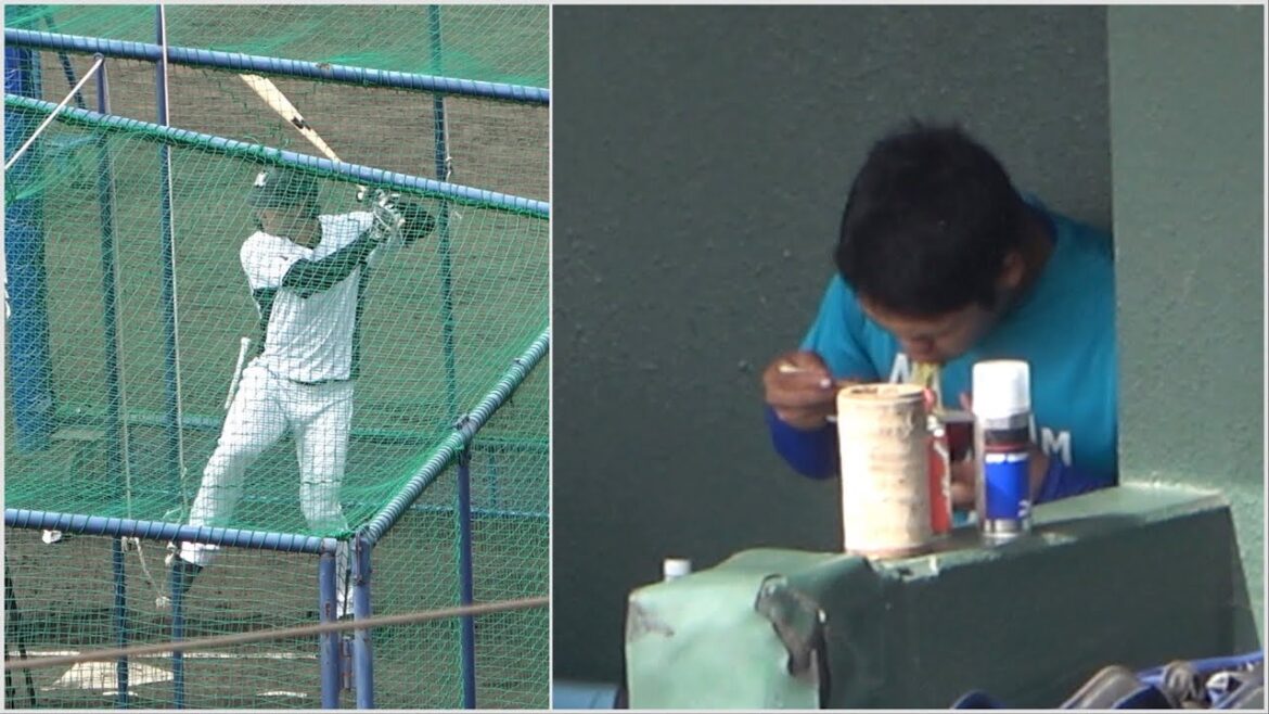 お昼ご飯の沖縄そばを啜りながら同級生・藤原恭大の打撃練習を見つめる根尾 (2024/02/21)