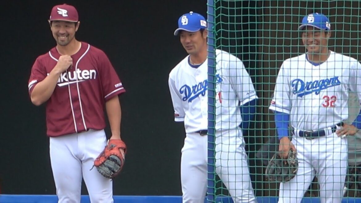 シートノック前に堂上コーチ、石垣、キノタクらと談笑する楽天・阿部寿樹（2024年2月24日）