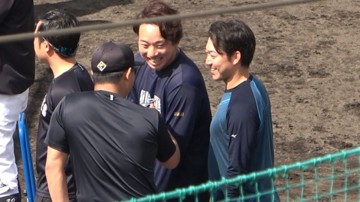ジャイアンツで一緒だった村田コーチに笑顔で挨拶する宇佐見&山本！ (2024/02/21)