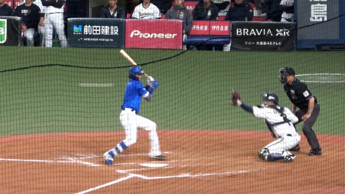 度会への危険球をめぐってピリつく雰囲気の中、ベイスターズベンチに向かってデスターシャを連発する西川龍馬