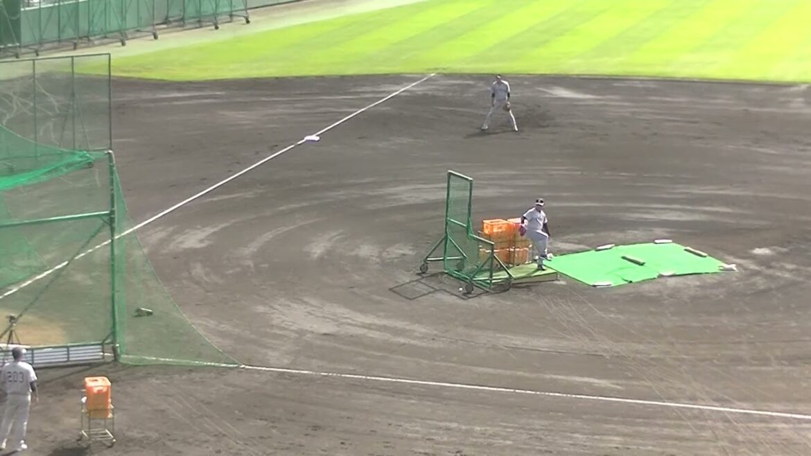 【ジャイアンツキャンプ】松原聖弥の打球に追いつくオコエ瑠偉（巨人沖縄キャンプ2024年2月21日）