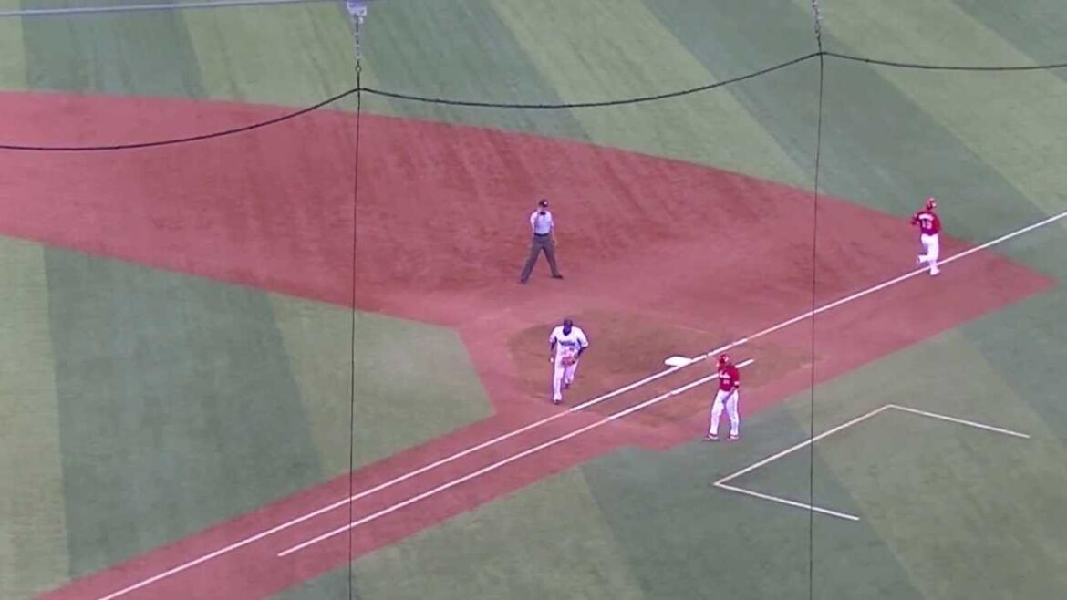 三嶋一輝 2死満塁で野村祐輔をサードゴロに打ち取る 20130709