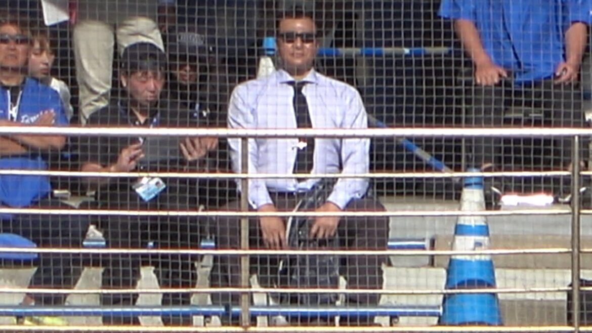 2軍の練習試合を見つめていた肩幅が凄い人物 (2024/02/22)