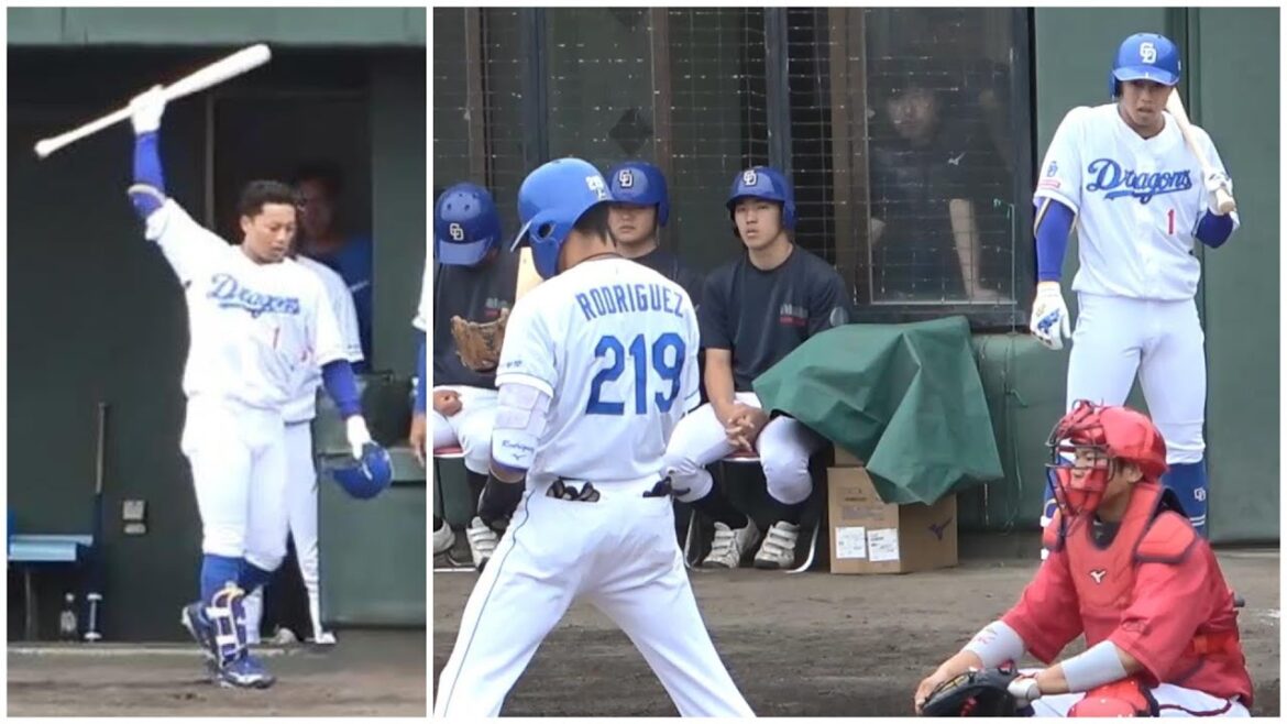 右肩違和感で途中交代の岡林勇希。交代直前に何度も右肩を気にする仕草を見せる（2024年2月23日）