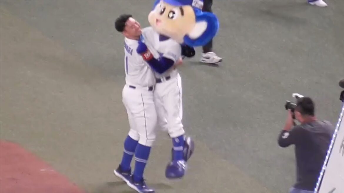 小笠原慎之介がドアラを抱っこ　中日ドラゴンズVS阪神タイガース　2023.4.21