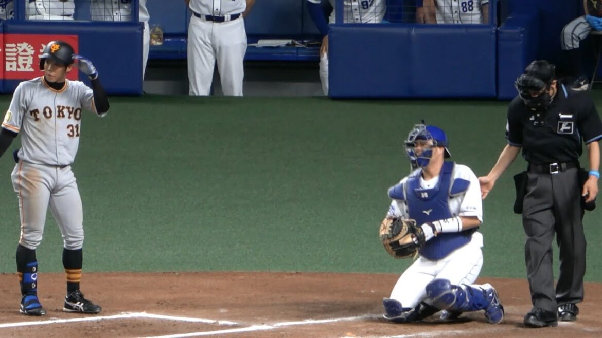 打球が左足を直撃し超痛そうな木下拓哉を心配する球審（2021年9月30日）